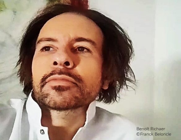 Portrait de BENOIT RICHAER, capturé dans une lumière douce, mettant en valeur son regard pensif et son expression contemplative.