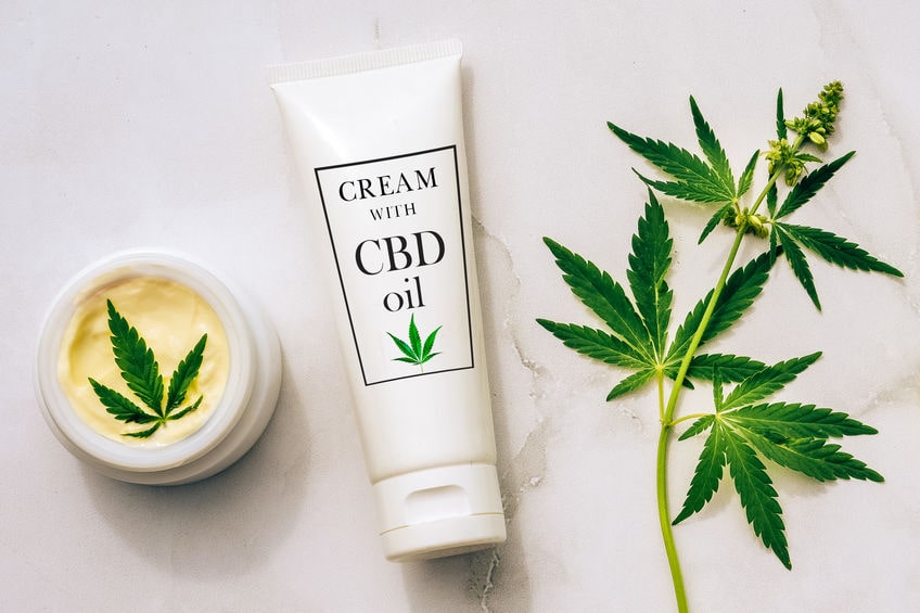 Produits cosmétiques CBD avec feuilles de cannabis, utilisés comme CBD pour douleurs chroniques