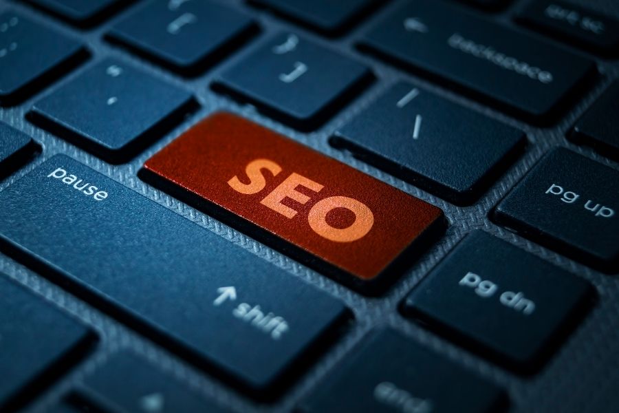 Des graphiques numériques symbolisant le SEO avec une loupe, une ampoule lumineuse et des icônes de données, représentant les concepts d'analyse et d'idées
