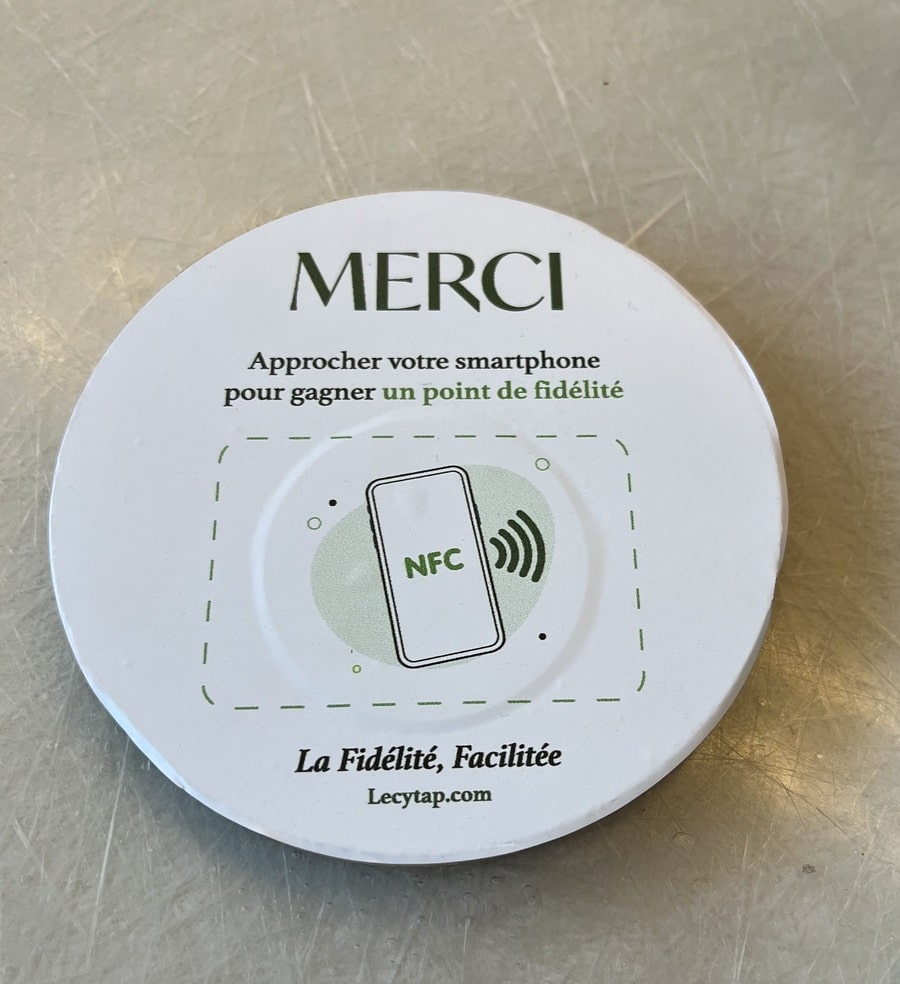Deux personnes se serrant la main au-dessus d'un tableau de bord virtuel affichant des graphiques et des icônes, symbolisant la collaboration et la fidélité client