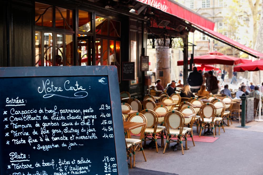 Une devanture de restaurant avec une carte des plats affichée, évoquant l'ambiance d'un Restaurant turc à Saint Denis