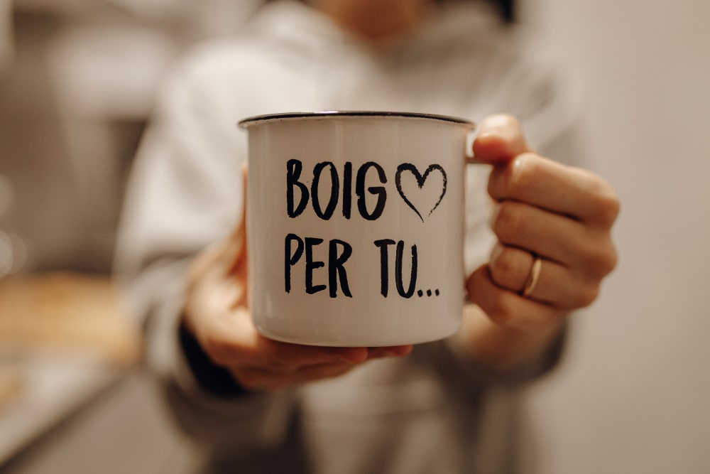 Une tasse blanche classique et épurée, posée sur une surface sombre, prête à être personnalisée