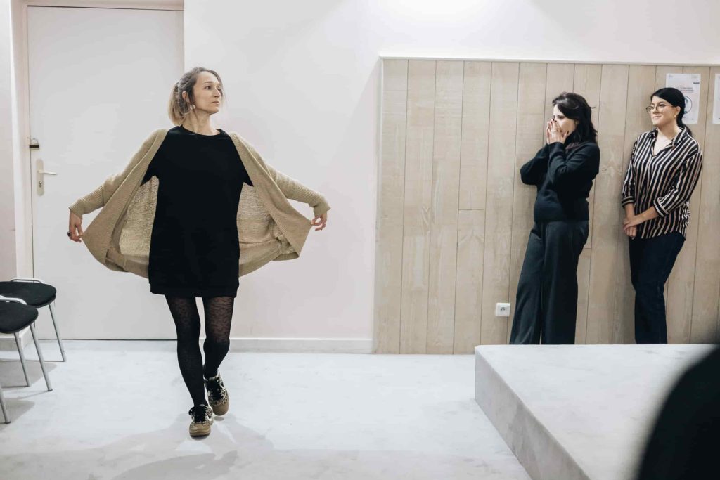 Répétition de théâtre ou de danse avec des artistes sur l'AVENUE DU SPECTACLE.