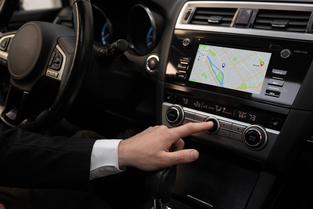 Un "Localisateur GPS pour véhicules" compact sur une carte routière, avec un smartphone affichant le suivi, illustrant la précision de la géolocalisation