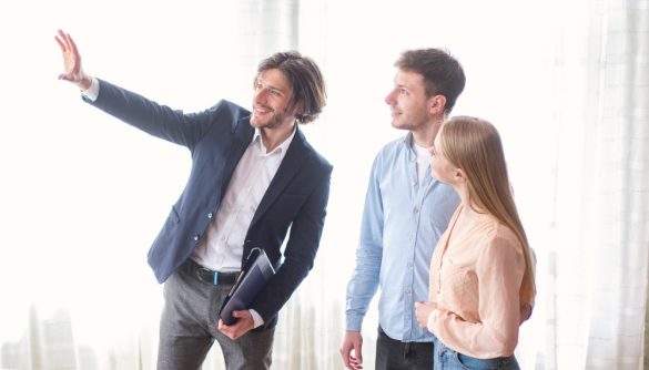 Agent immobilier présentant un appartement lumineux à un jeune couple pour leur projet avec une agence immobilière au Mans