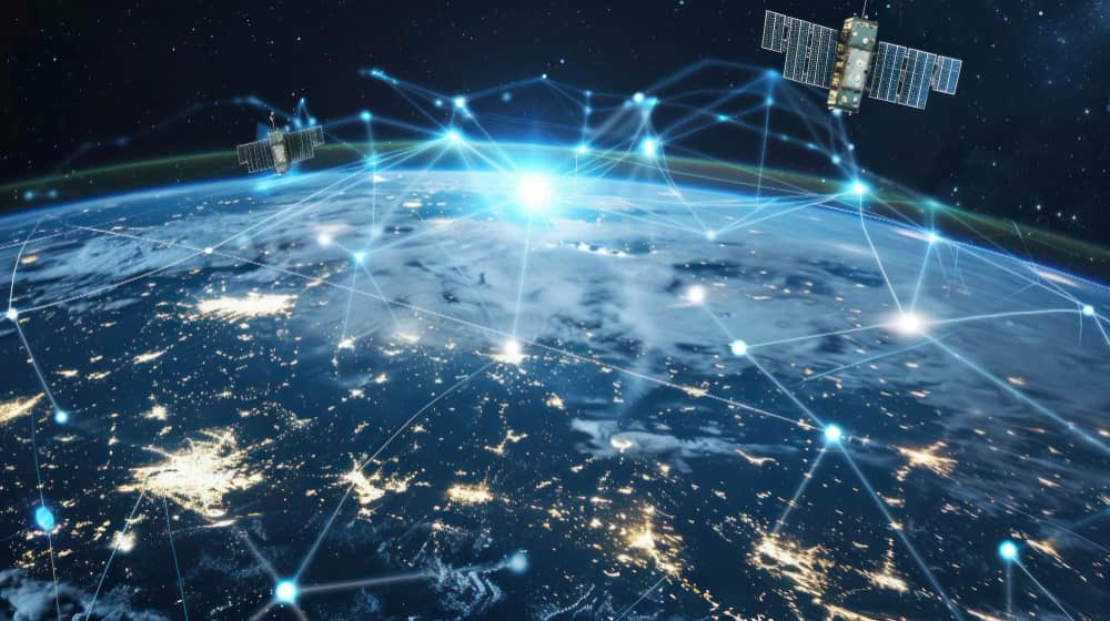 Réseau de satellites en orbite terrestre basse illustrant une connexion Starlink globale au-dessus des continents illuminés