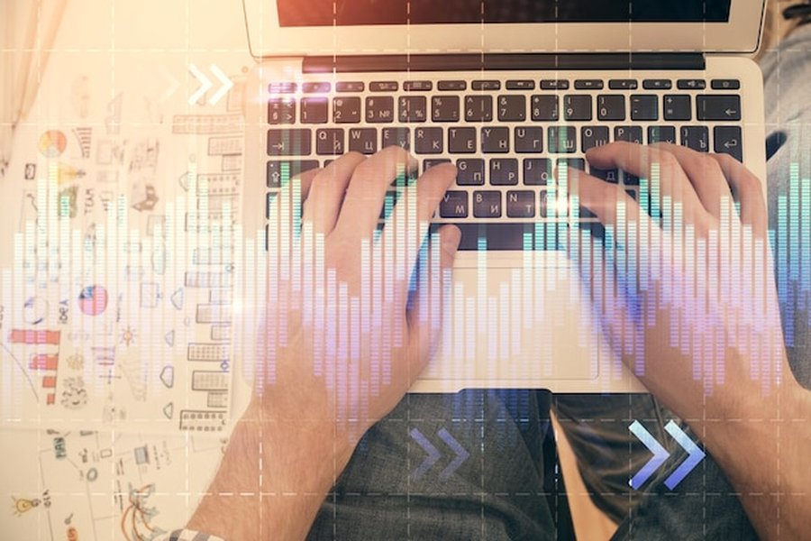 Un expert analyse des flux de données sur un ordinateur pour optimiser le digital indexing.