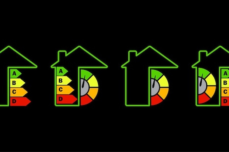 Plusieurs icônes de maisons vertes affichant des classes de performance énergétique A à D pour identifier une energy saving house.