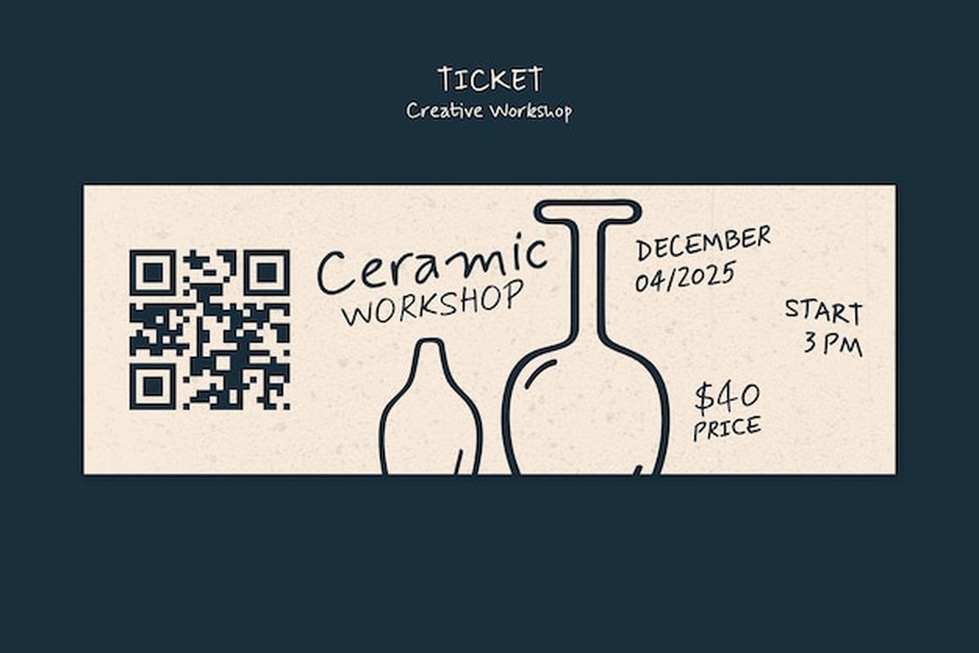 Un ticket d'atelier de céramique minimaliste présentant un QR code craft à gauche et des dessins de poteries artisanales.