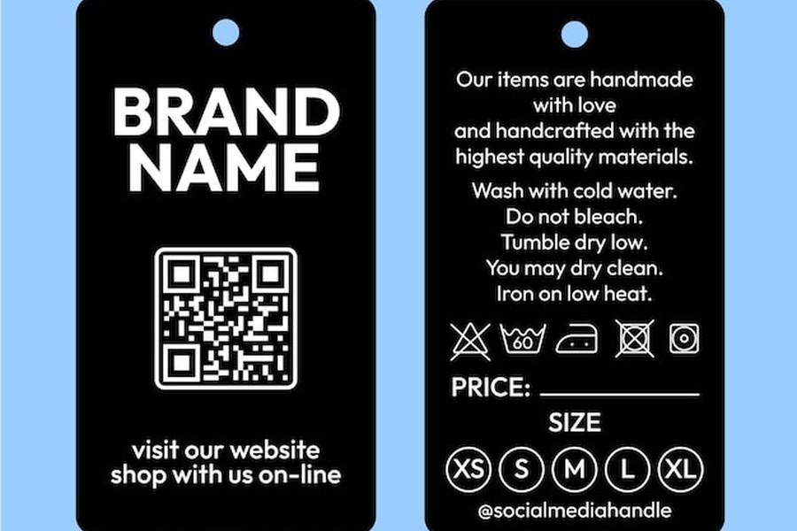 Une étiquette de vêtement noire élégante dotée d'un textile QR code label pour un accès rapide à la boutique en ligne.