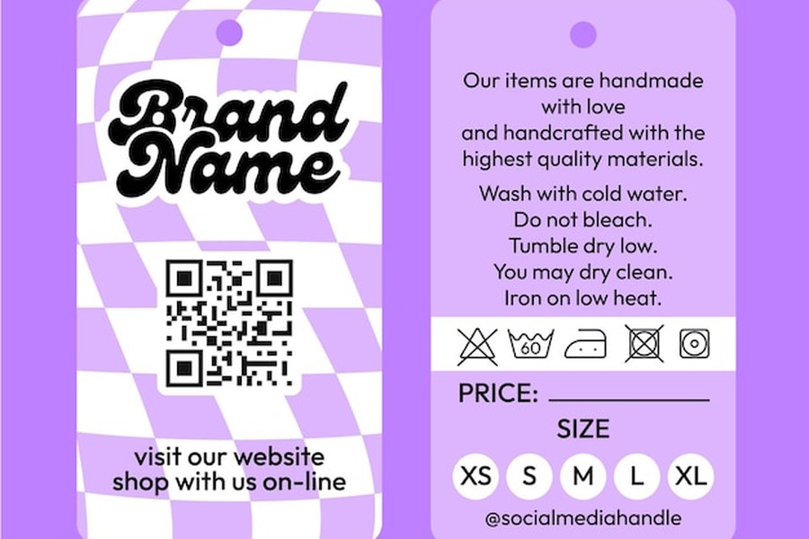 Étiquette de vêtement violette à damier présentant un textile QR code pour accéder à une boutique en ligne.