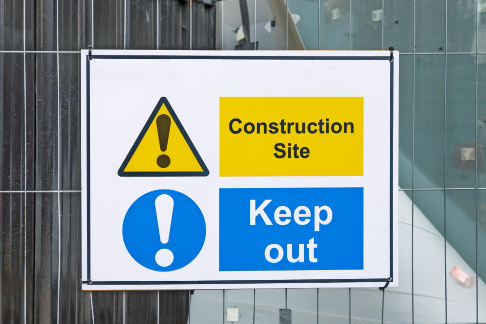 Panneau de signalisation de sécurité pour zone de travaux, idéal pour accompagner une plaque de charge vierge de chariot élévateur.