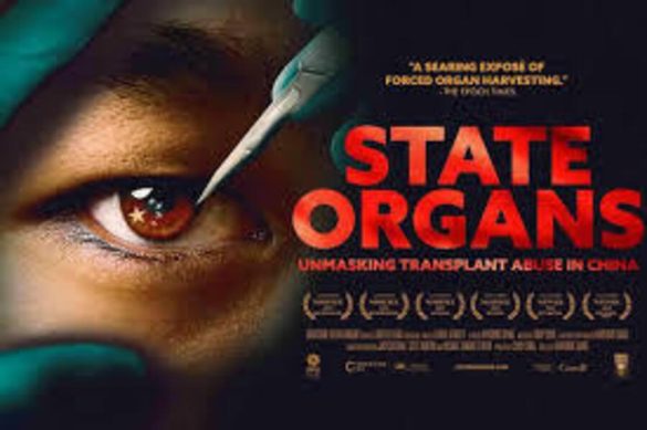 Gros plan d'un œil reflétant le drapeau chinois face à un scalpel médical pour le pseudo-documentaire State Organs