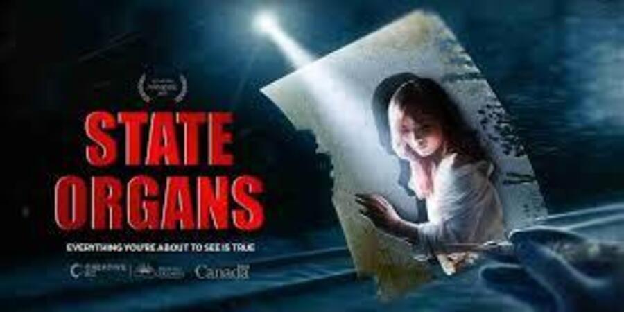 Affiche officielle montrant une jeune fille tenant une photo déchirée pour le pseudo-documentaire State Organs