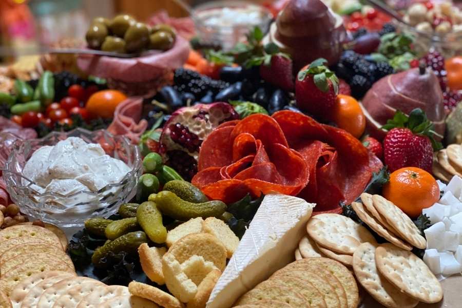 Une étiquette épicerie fine élégante avec une illustration d'huile d'olive artisanale et des informations sur le produit.