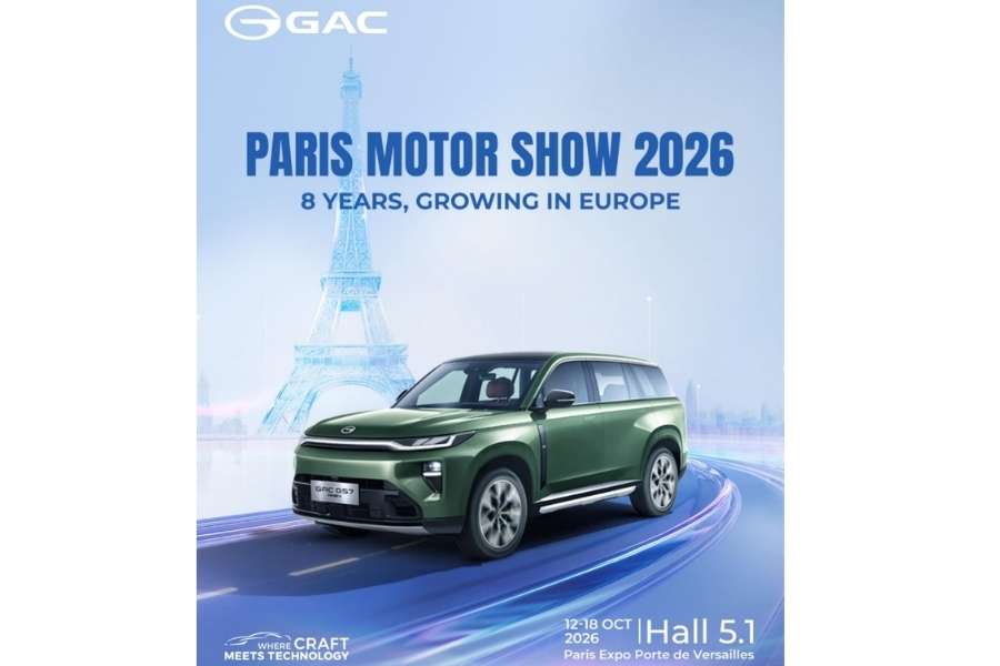Affiche officielle présentant le SUV électrique GAC au Salon de l’Automobile de Paris 2026 devant la Tour Eiffel.